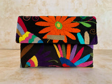 Cargar imagen en el visor de la galería, Clutch Tenango Multicolor
