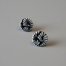 Cargar imagen en el visor de la galería, Aretes botón talavera negro
