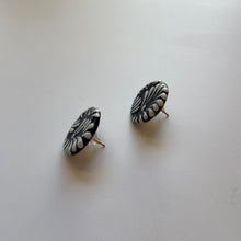 Cargar imagen en el visor de la galería, Aretes botón talavera negro
