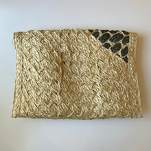Cargar imagen en el visor de la galería, Clutch panal gris
