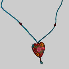 Cargar imagen en el visor de la galería, Collar Corazón Rojo de Barro
