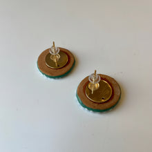 Cargar imagen en el visor de la galería, Aretes botón talavera verde
